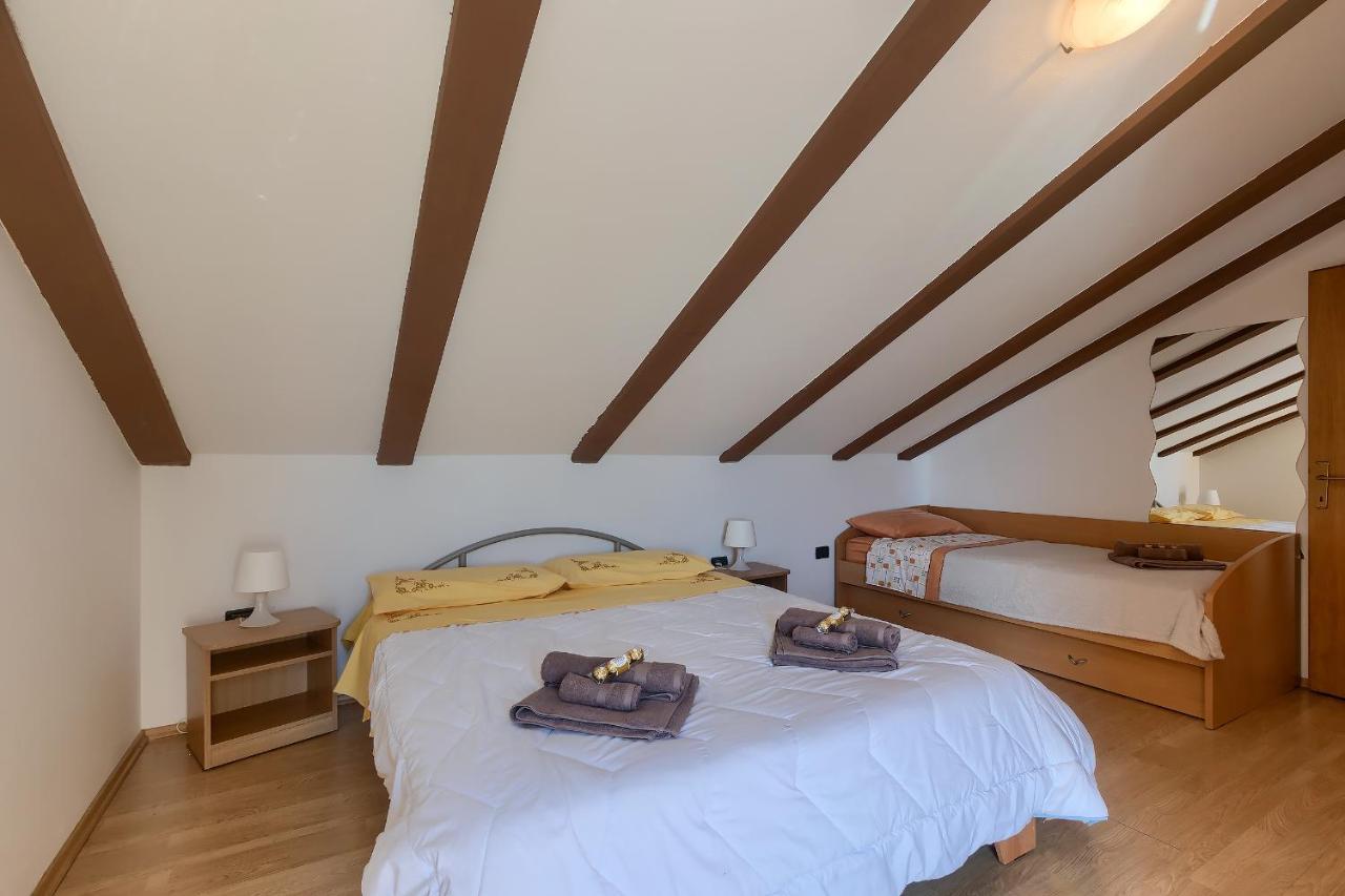 Apartments Ari And Bonnie - Cozy With Roof Terrace Pula Luaran gambar