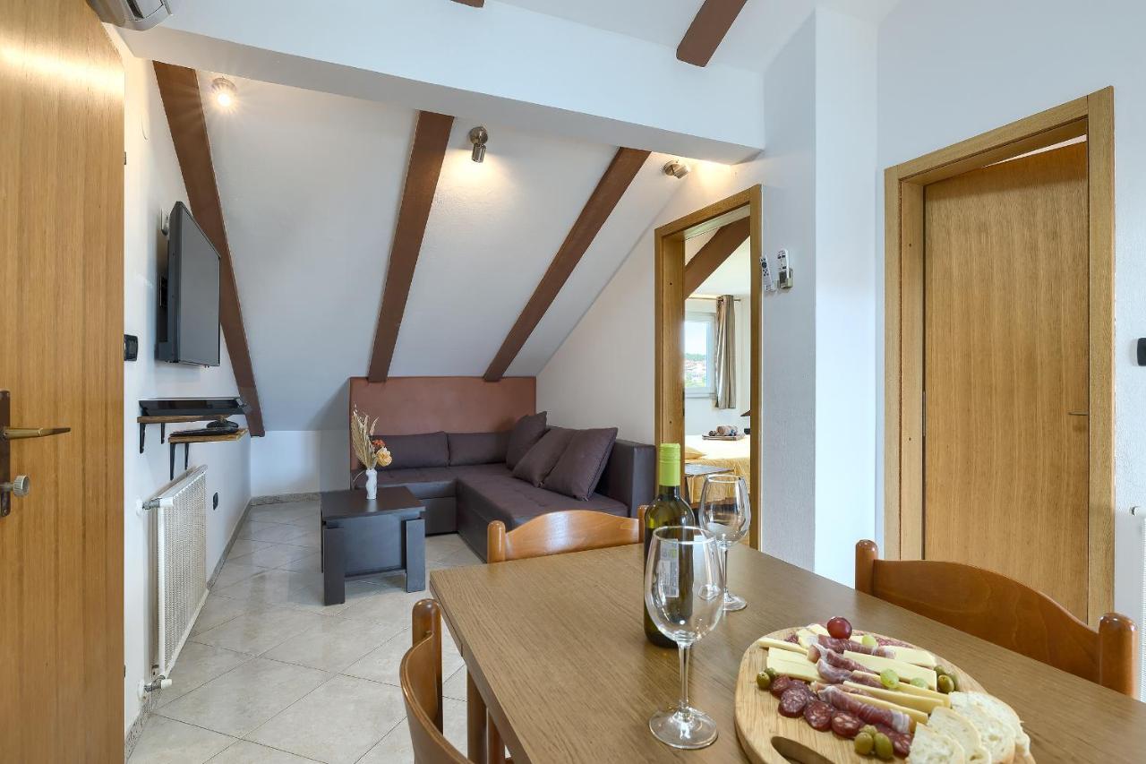 Apartments Ari And Bonnie - Cozy With Roof Terrace Pula Luaran gambar