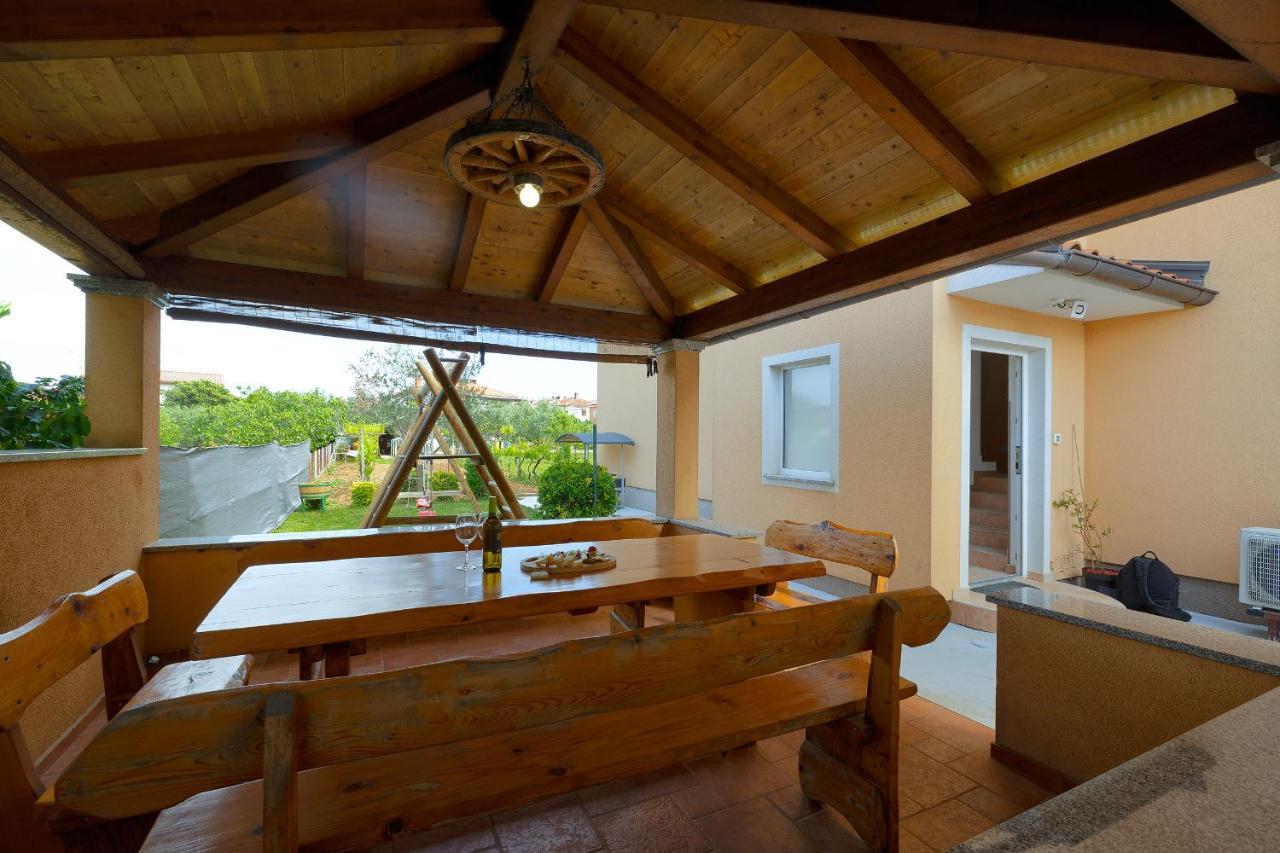 Apartments Ari And Bonnie - Cozy With Roof Terrace Pula Luaran gambar
